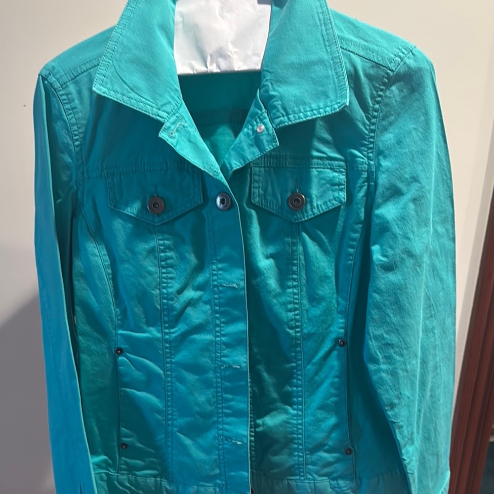 Blue Jean Jacket with Collared Design and Textured Fabric